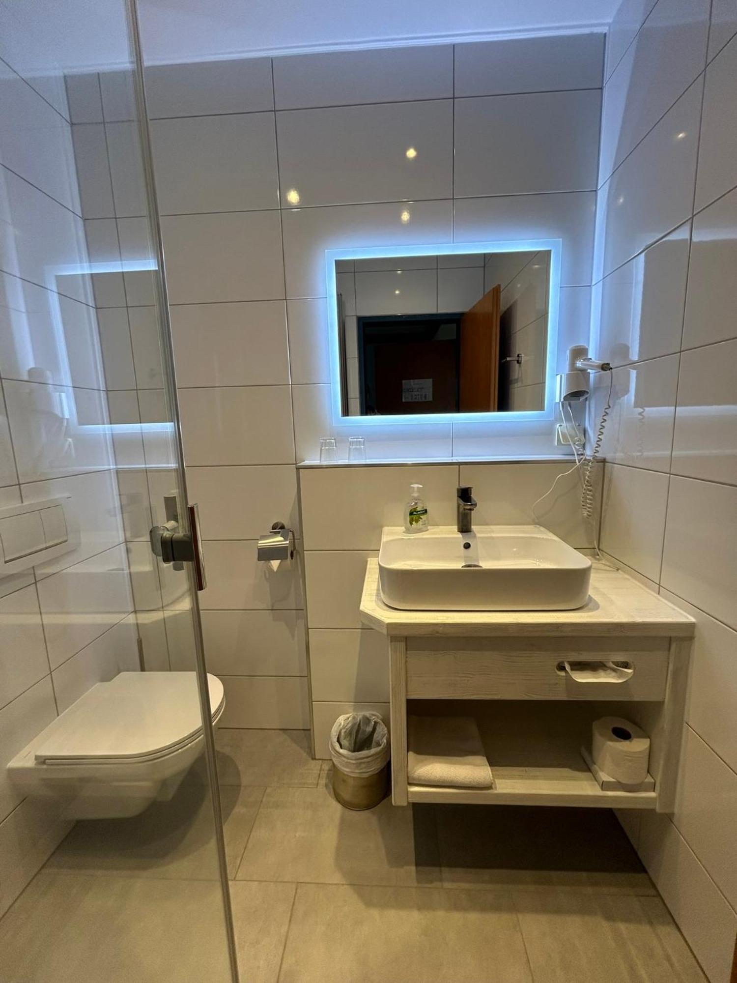 גומפולדסקירשן Hotel Zur Post מראה חיצוני תמונה