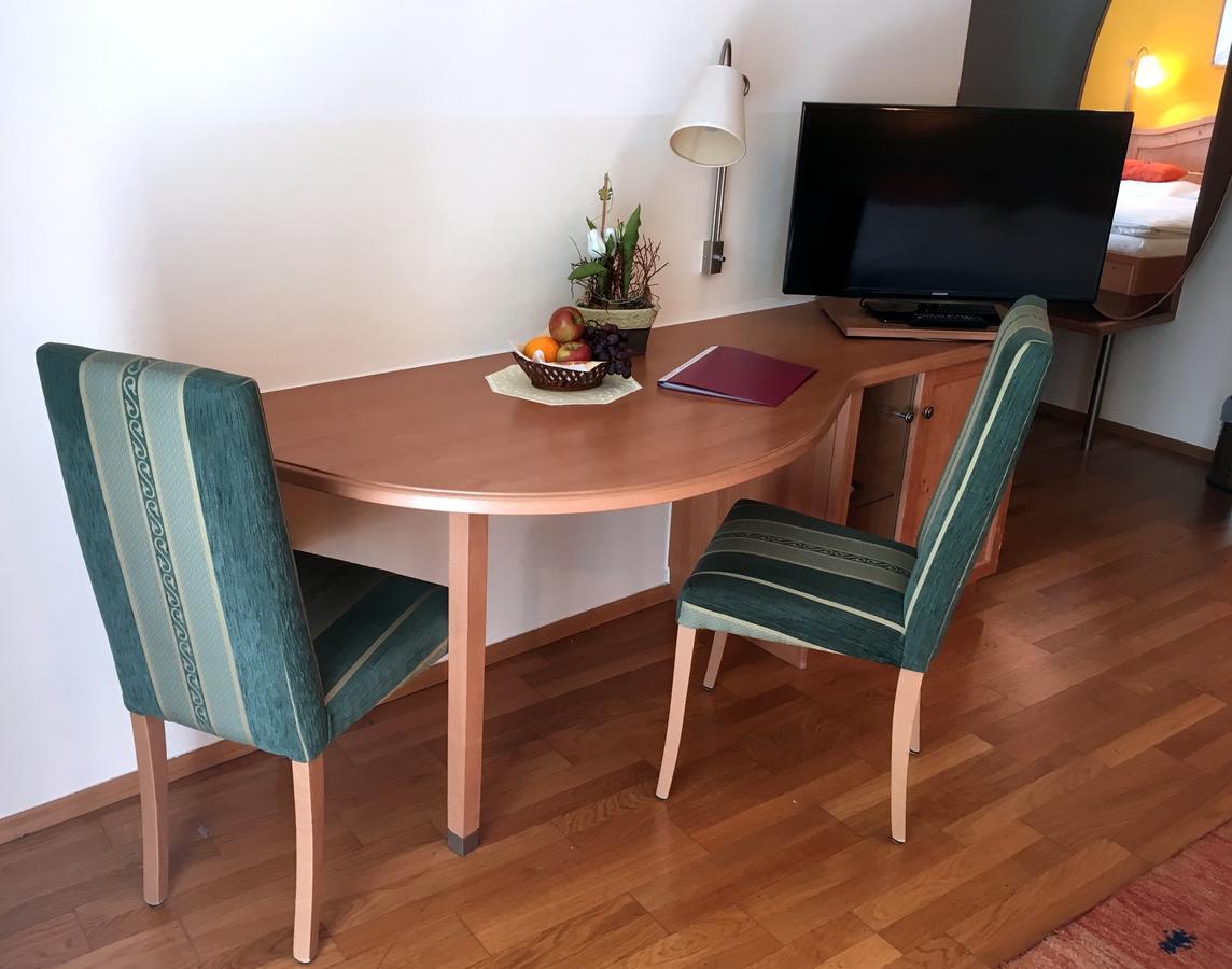 גומפולדסקירשן Hotel Zur Post מראה חיצוני תמונה