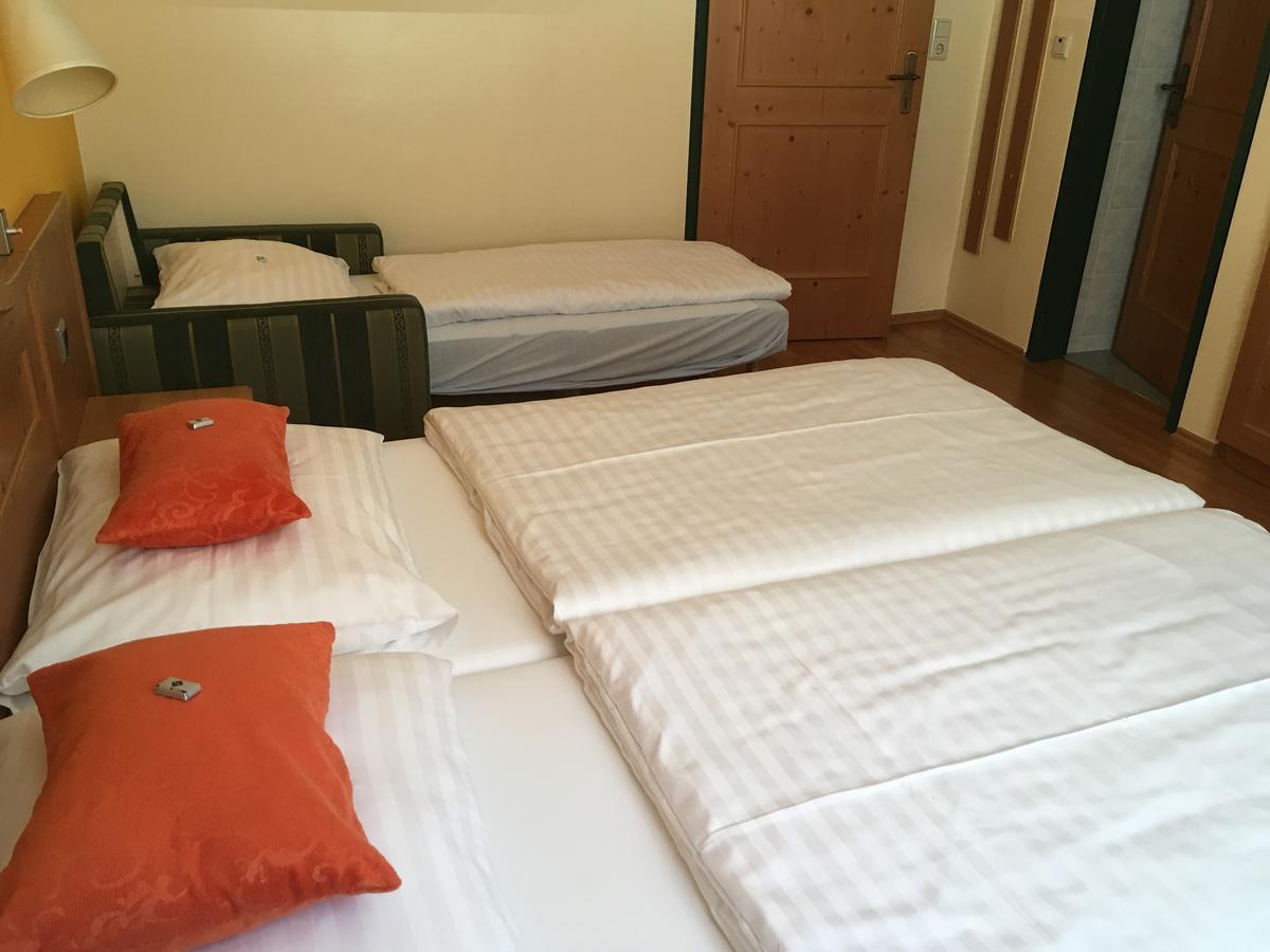 גומפולדסקירשן Hotel Zur Post מראה חיצוני תמונה