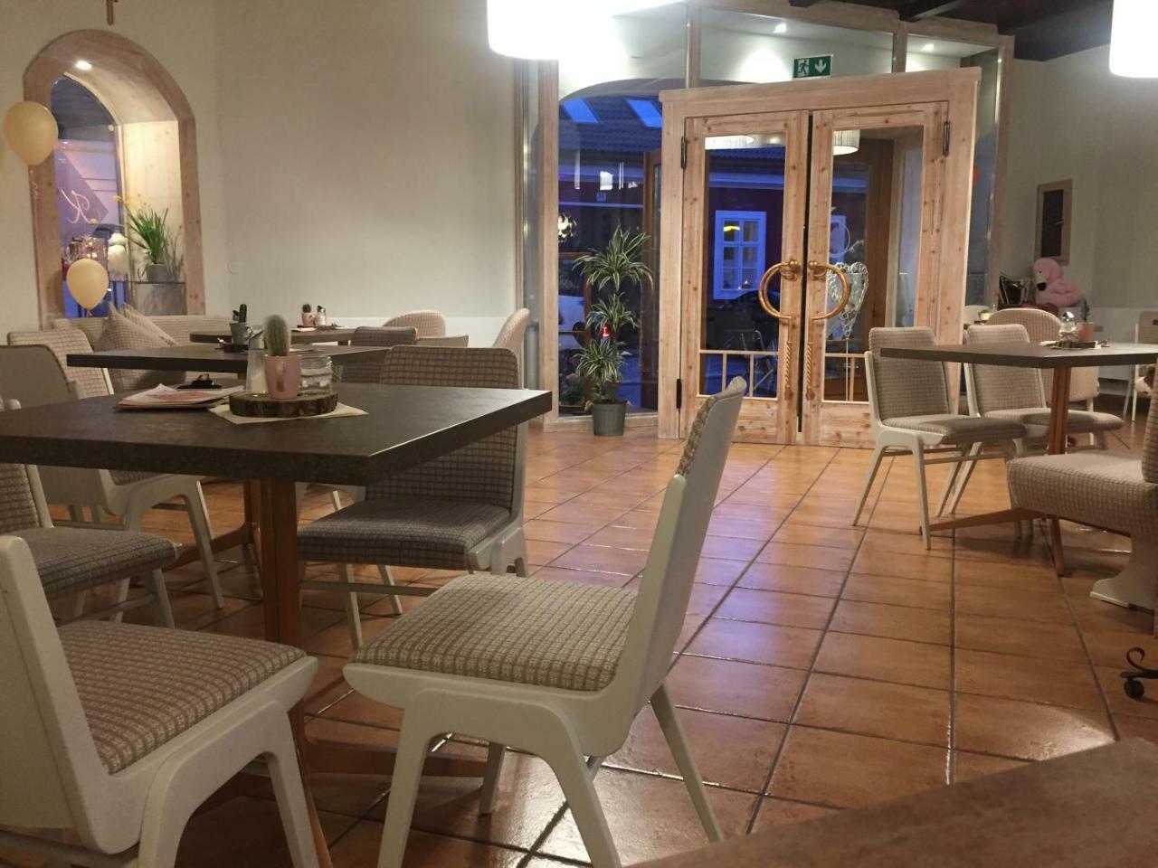 גומפולדסקירשן Hotel Zur Post מראה חיצוני תמונה